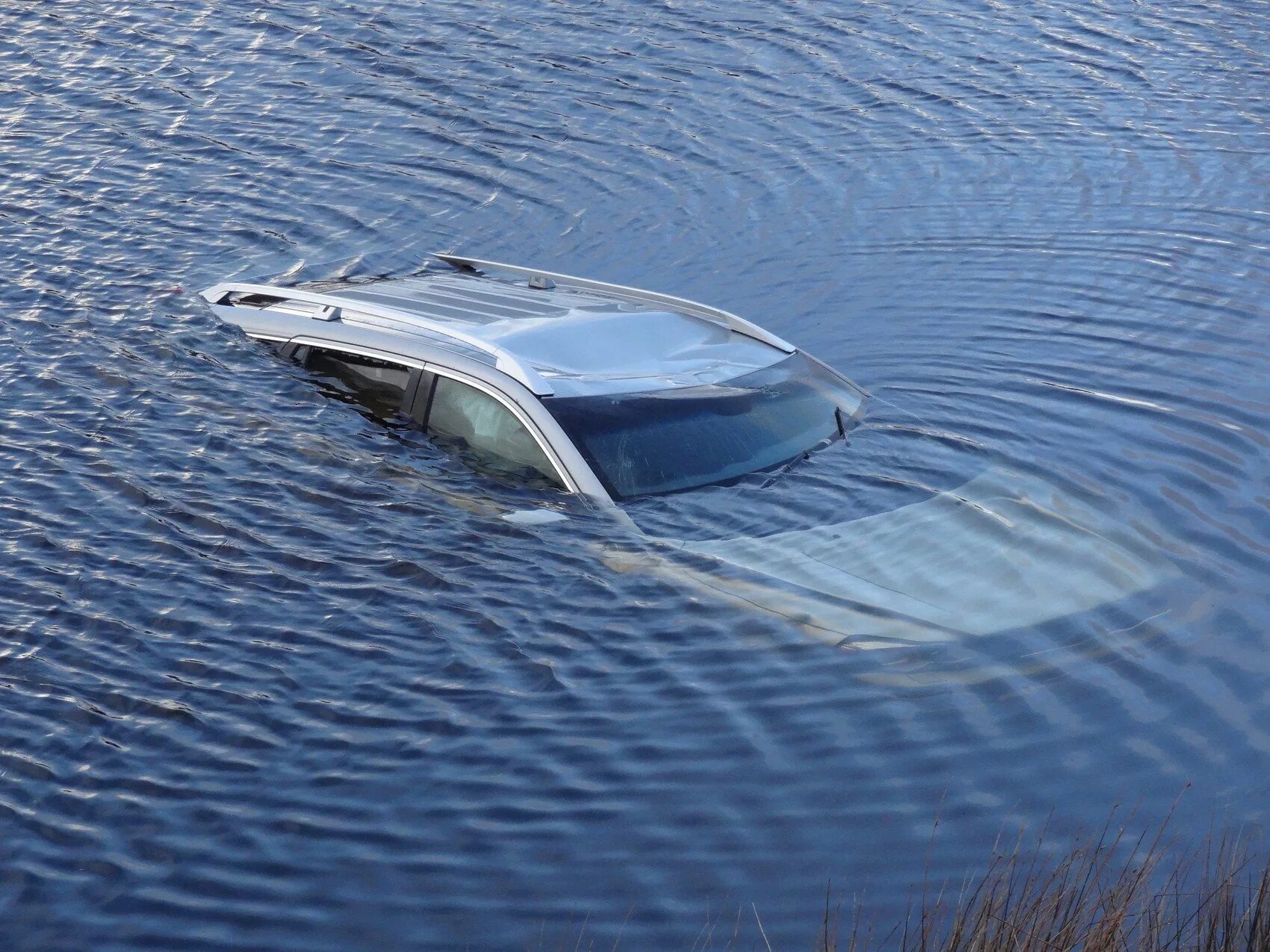 Утопленная машина. Машина тонет. Машина под водой. Машина в воде.
