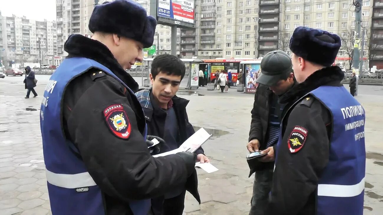 Мигрант в полиции на метро. Полиция проверяет мигрантов. Миграционная полиция. МВД мигранты. Проверяющие ведомства