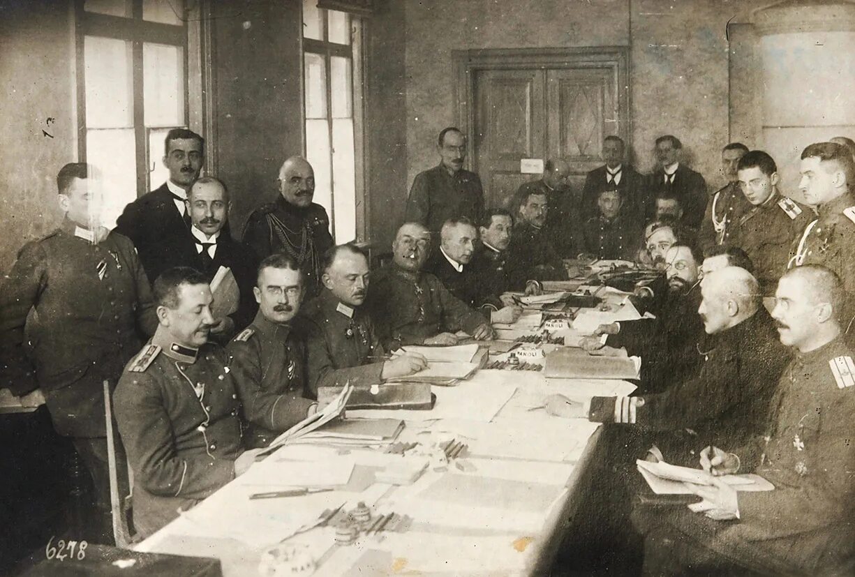 Советская делегация в Брест-Литовске 1918 год. Брестский мир 1917. Брест Литовский мир в 1918 году. Брест 1918