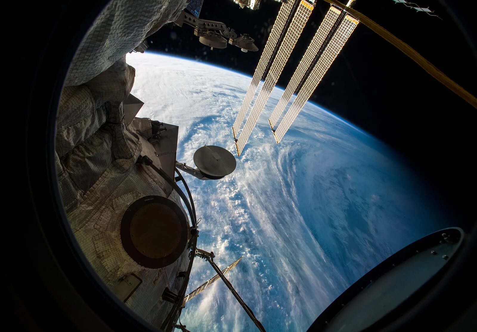 Земля в иллюминаторе ремикс 2023. Модуль купола станции мкс. Земля в иллюминаторе ремикс 2023. Иллюминатор мкс. Земля в иллюминаторе надпись.