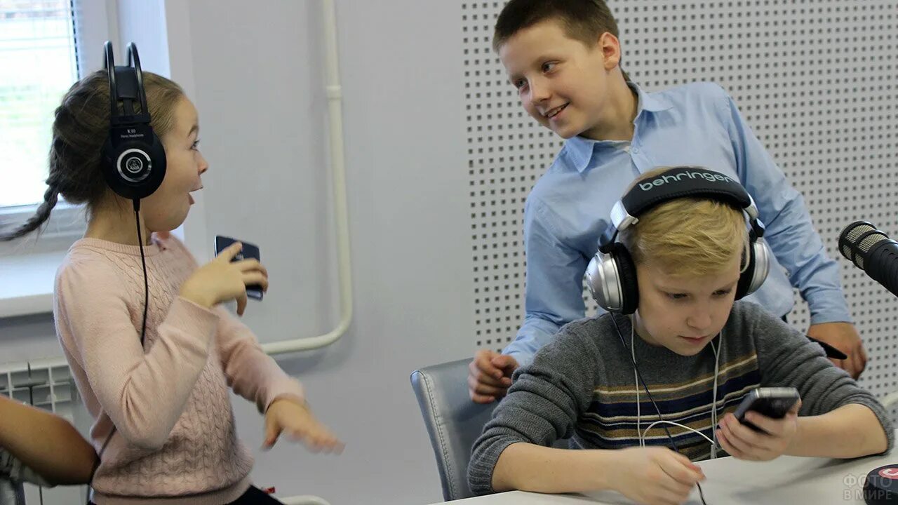 Включи детское радио потише. Радио для детей. Радиостанции для детей. Экскурсия на радио для детей. День радио дети.