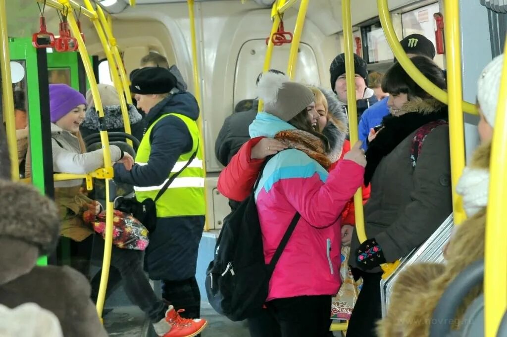 Школьники в автобусе. Детям о транспорте. В общественном транспорте для школьников. Подростки в общественном транспорте.