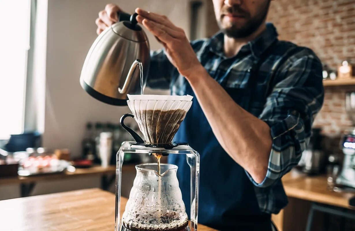 кофемашина наливает кофе. наливает кофе. неисправная кофеварка в офисе. стильные кофейные чашки. заварка кофе.