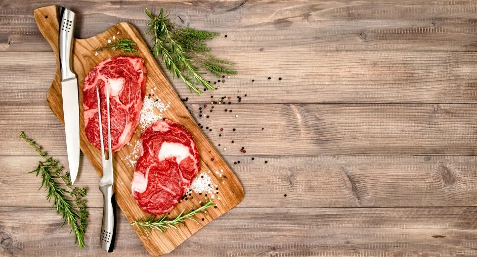Как называется нож мясника. Нож мясника. Деревянная доска для шашлыка. Свежее мясо на деревянной доске. Cleaver.