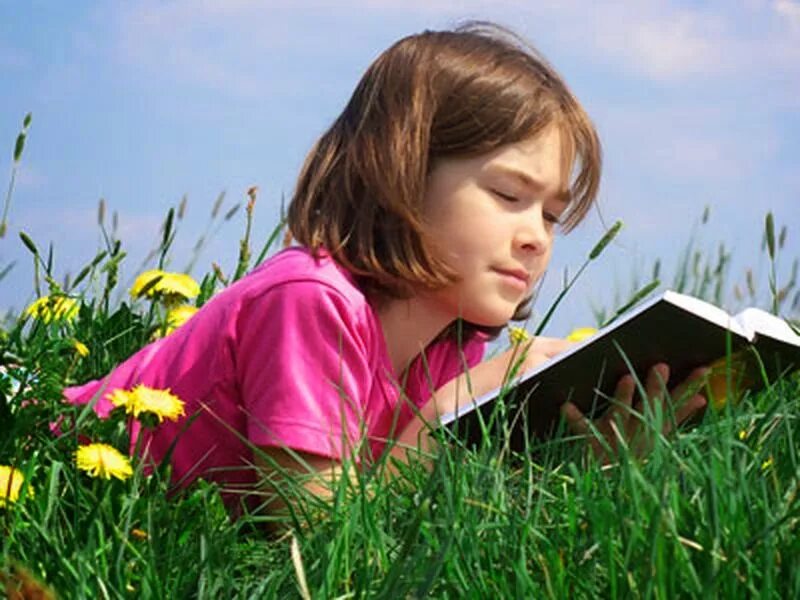 10 летних книг. Книги для детей. Чтение летом. Чтение на природе. Дети с книгой летом.