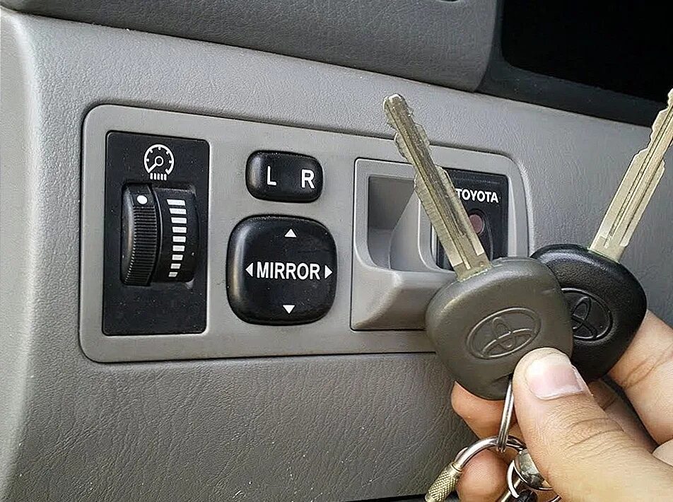 Включи машину ключ. Ключ Тойота Королла 2008. Мастер ключ Тойота. Toyota Corolla 120 ключ. Ключ с чипом Тойота Королла 120.