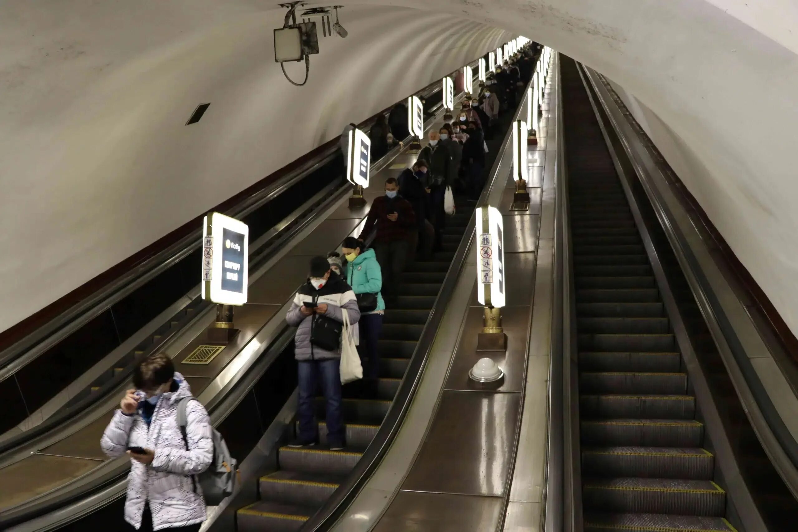 Сами глубоки метро. Станция метро Арсенальная в Киеве. Самая глубокая станция метро в мире Арсенальная. Станция Арсенальная Киевского метрополитена. Самая глубокая станция метро в Киеве.