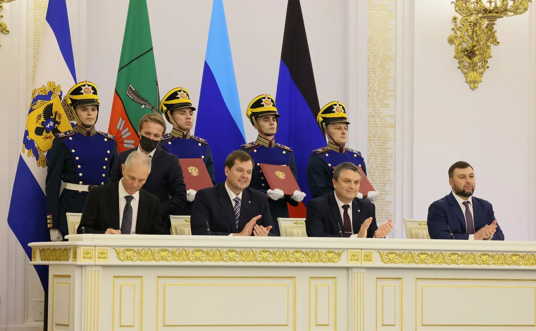 подписание 2014 путин аксенов чалый константинов. церемониал подписания. путин 30 сентября 2022. церемония подписания. церемония подписания соглашения.