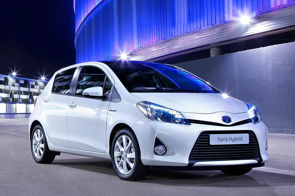 Hybrids москва. Toyota Yaris 1.5. Тойота Ярис Hybrid. Toyota Yaris Hybrid 1.5. Тойота Ярис гибрид 2020.