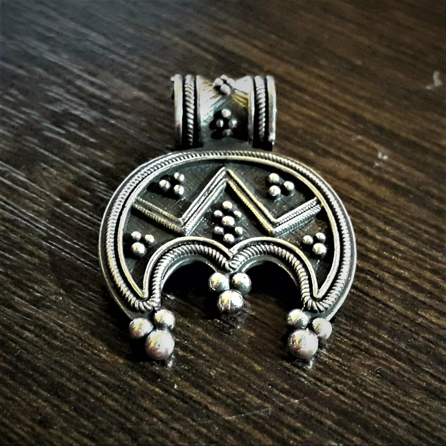 Старославянские украшения. Славянский оберег лунница. Лунница древний славянский оберег. Славянские украшения (и. Старославянские украшения.