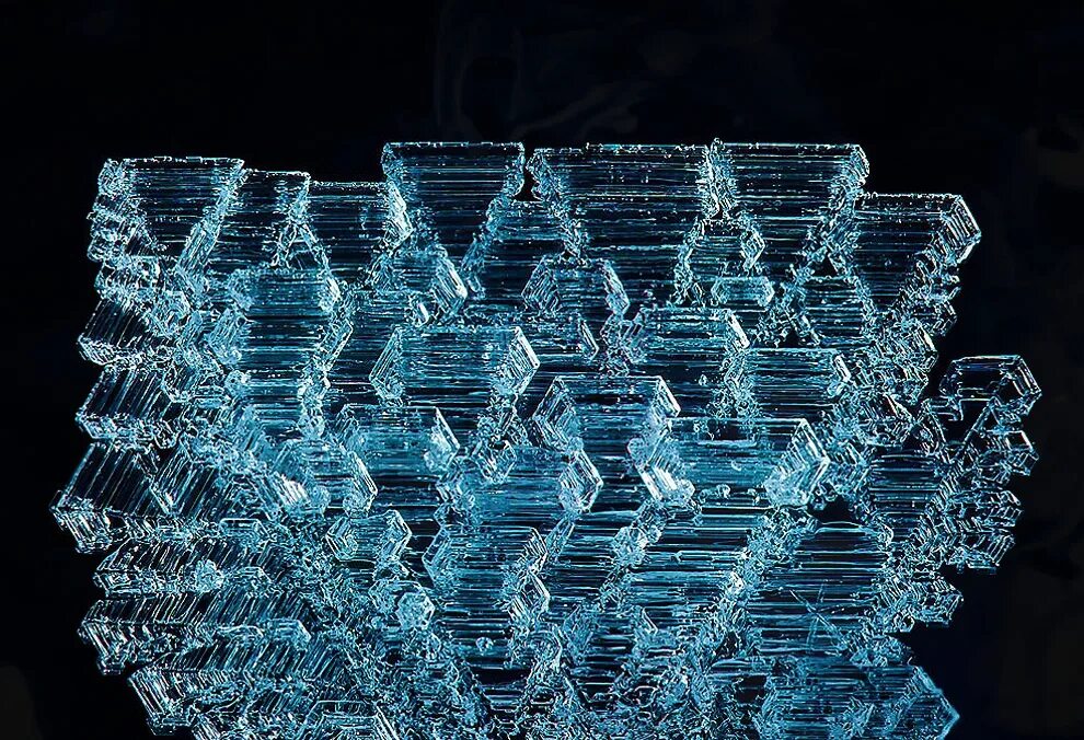 Кристаллы под микроскопом. Лед под микроскопом. Кристаллы льда под микроскопом. Кристаллики льда под микроскопом.