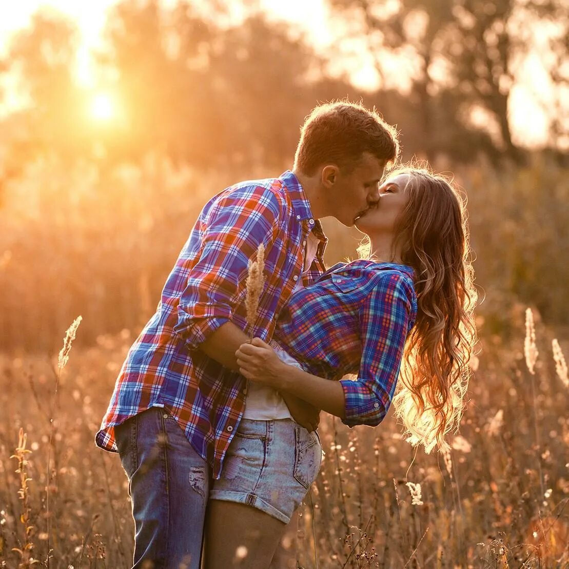 Парень и девушка в поле. Фотосессия пары на природе. Love story фотосессия. Парень и девушка на природе. This is our love