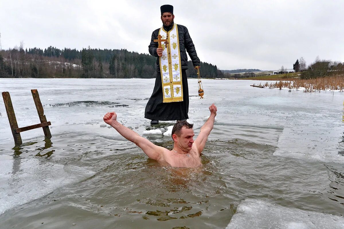 Ныряние в прорубь на крещение. Окунание в прорубь на крещение. Купаются в проруби на крещение.