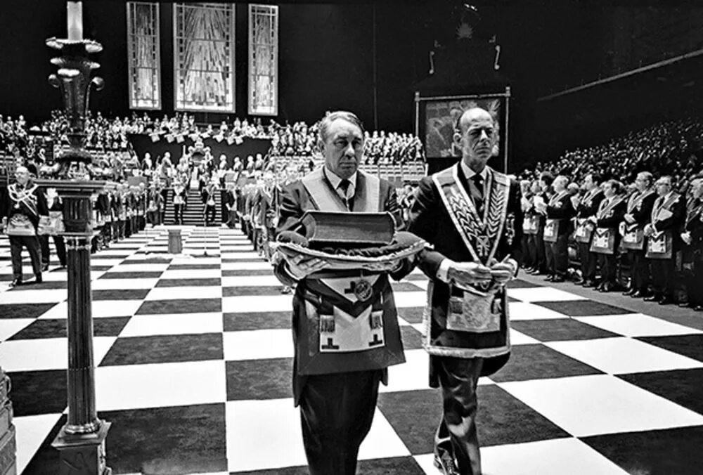 Встречи масонов. Уилмхерст масонское посвящение. Шахматный пол масоны. Шахматная доска масоны. Масонский пол шахматная доска.