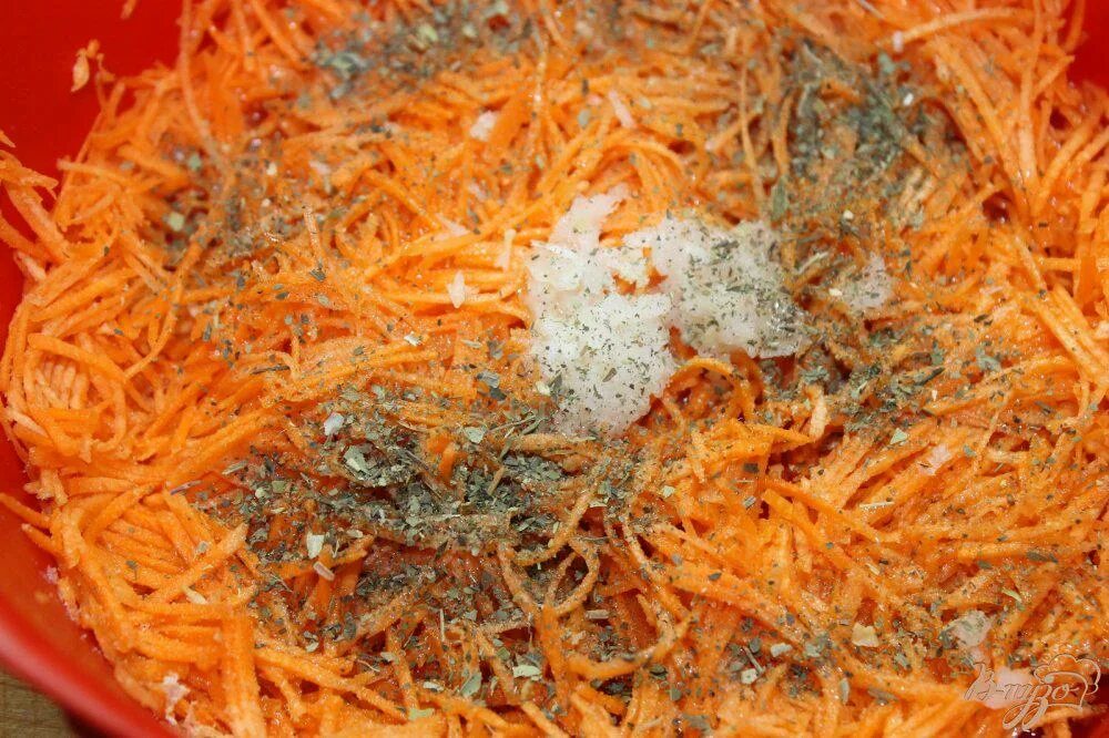 Начинки из корейской моркови. Морковь по корейски с зеленью. переправа для морковный салат. плесень на корейской морковке.