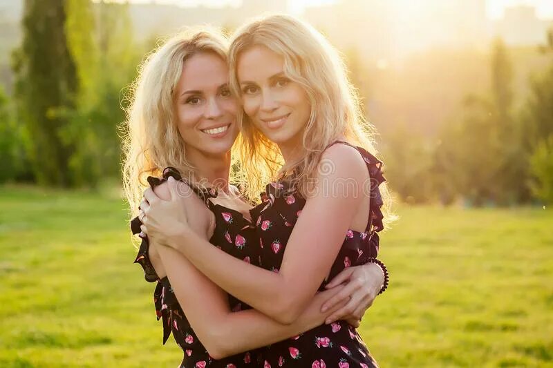 Real twin sisters. Twins лесбос сестрички. две сестры близняшки лесби блондинки. зрелые блондинки сестры близнецы. молоді  блондинки близняшки.