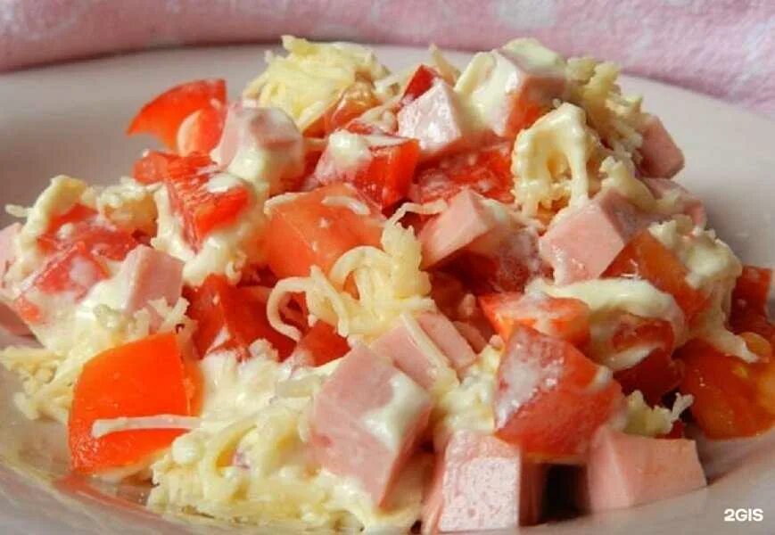 Салат с помидорами и сыром. Помидоры с сыром и чесноком и майонезом. Салат помидоры с сыром и чесноком рецепт. Салат с колбасой и помидорами. Салат с помидорами и сыром.