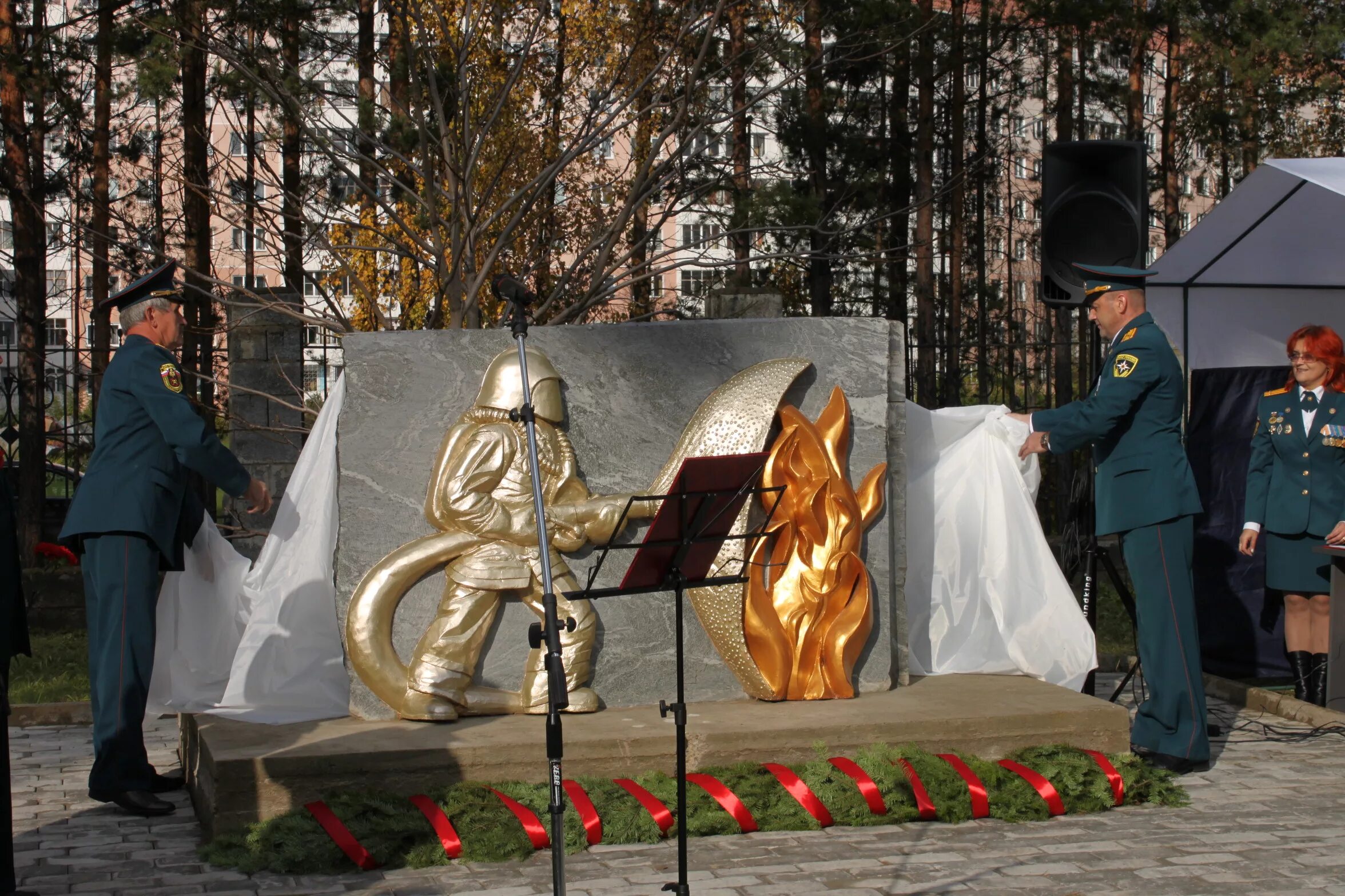 Памятники пожарной охраны курганской области. Памятник героям огнеборцам Саранск. Памятник погибшим пожарным и спасателям Иркутск. Памятник пожарным в Нижегородской области. Памятник пожарному в Новосибирске.