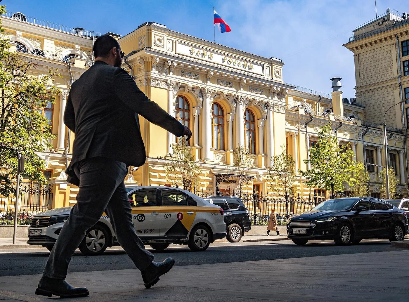 Центробанк. ЦБ поднял ставку. Банк России объясняет. Улицы Москвы 2023. Центробанк повысить