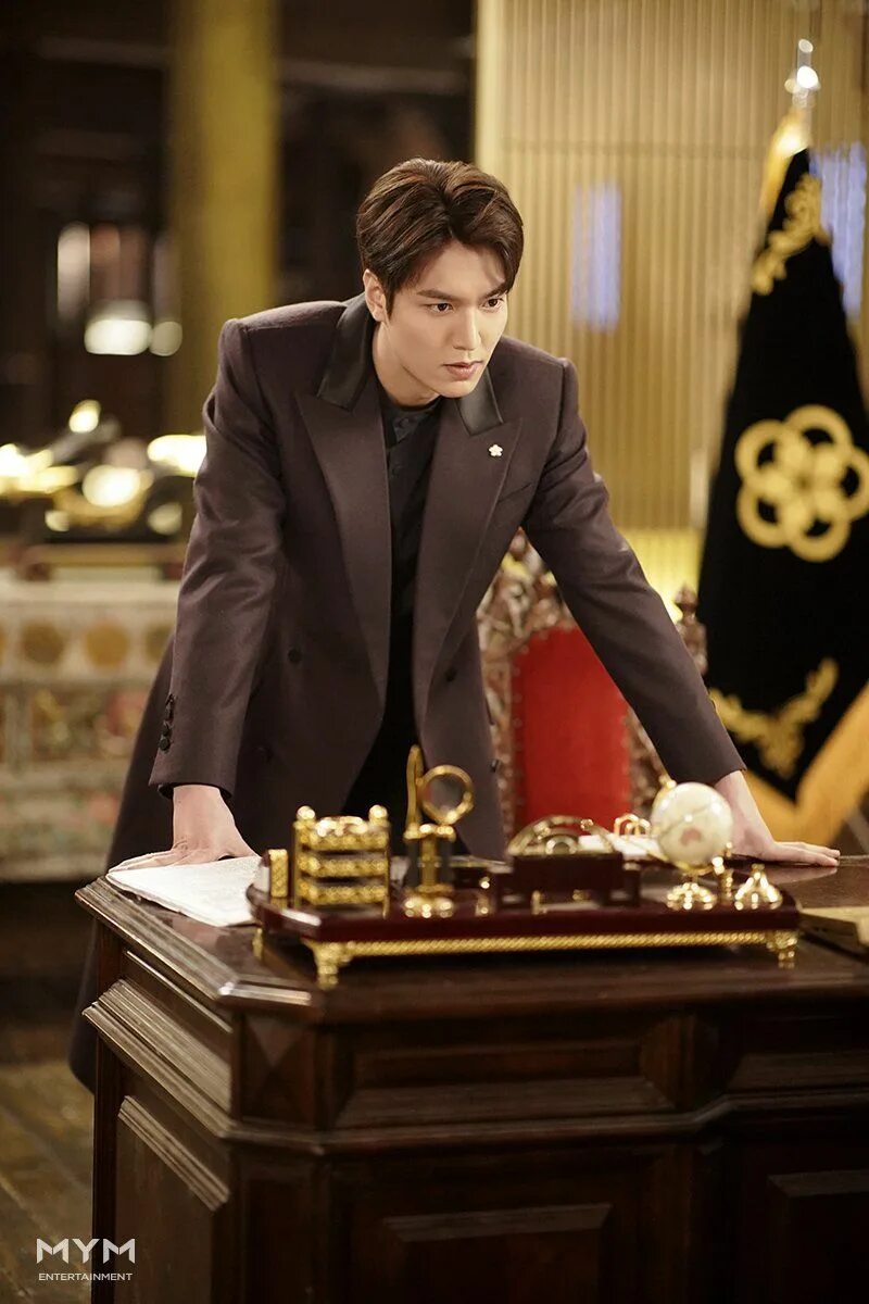 В каких дорамах снимался мин хо. Lee min ho. ли мин хо король вечный монарх. ли мин хо из дорамы король вечный монарх. ли мин хо 2025 король вечный монарх.