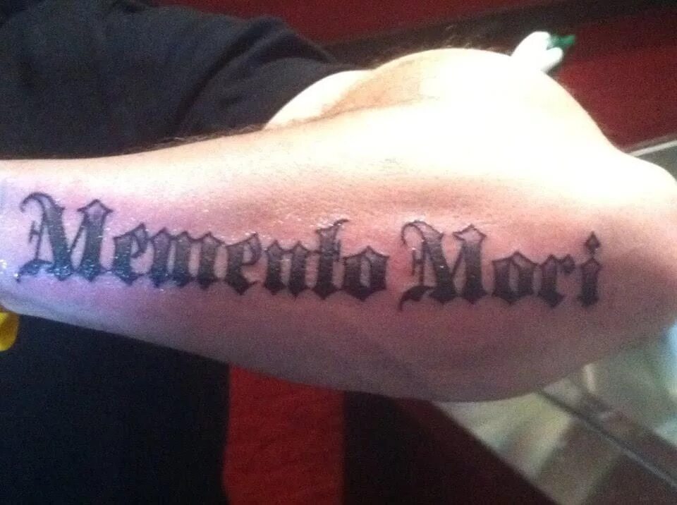 Мори на латыни. Тату надписи. МЕМЕНТО Мори тату. Татуировка Memento Mori. Тату МЕМЕНТО Мори на руке.