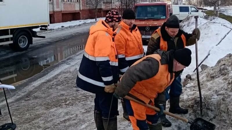 Сайт муп водоканал киров. Екатеринбург авария Водоканал. Коммунальная авария Водоканал Астрахани. Водоканал Киров. Авария на водопроводе МЧС.