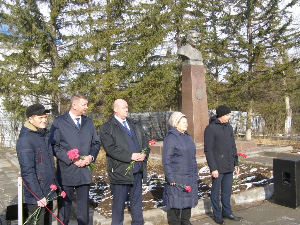 Прогноз погоды в железногорске илимском иркутская область. Памятник Янгелю в Железногорске Илимском. Памятники Железногорска Илимского. Янгель памятник Мирный.