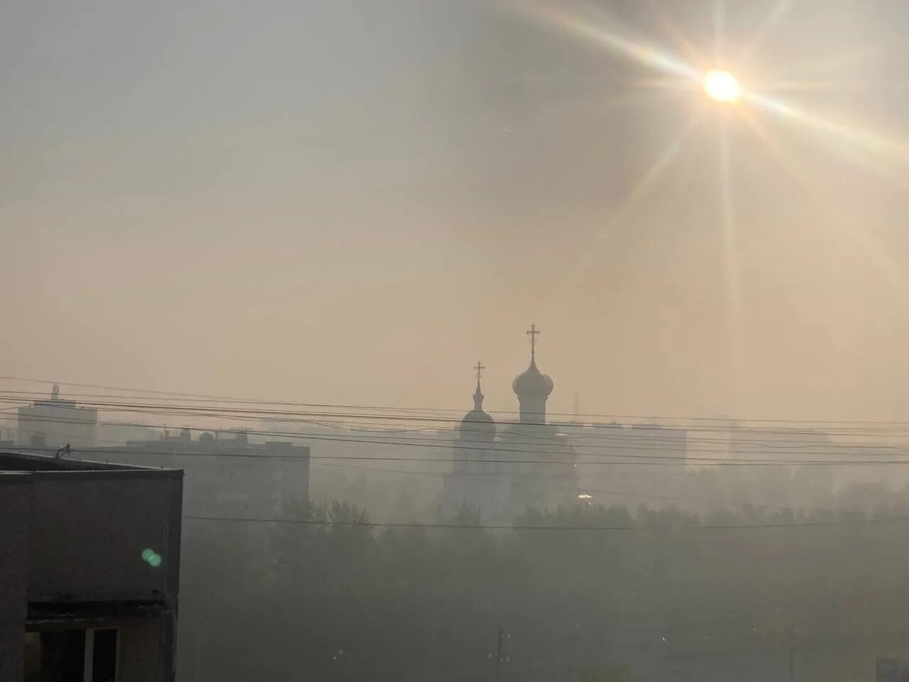 Столп дыма. Тюмень дымка. Смог в махачкале. Дымка в тюмени. Тюмень дымка.