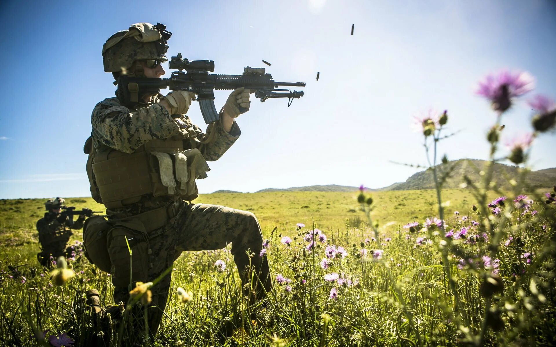 Через военный. Военное оружие. Солдат с оружием. Солдат целится. Солдат с автоматом.