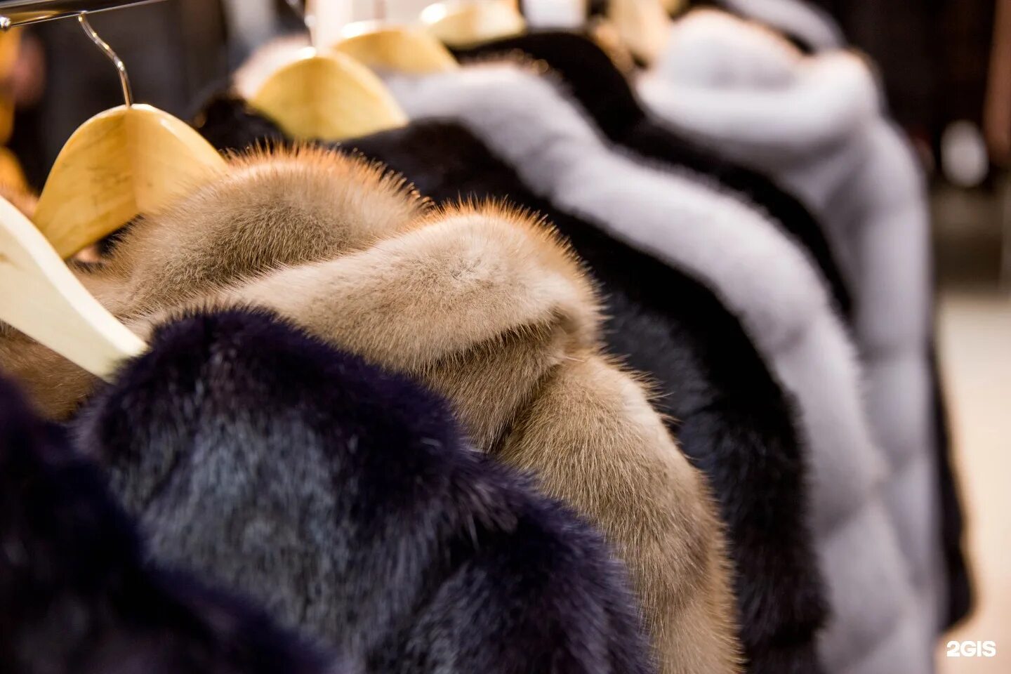 Средство для чистки шуб. Шуба до и после химчистки. Чистка шубы. Расчесывание меха. Расчесывание меха.