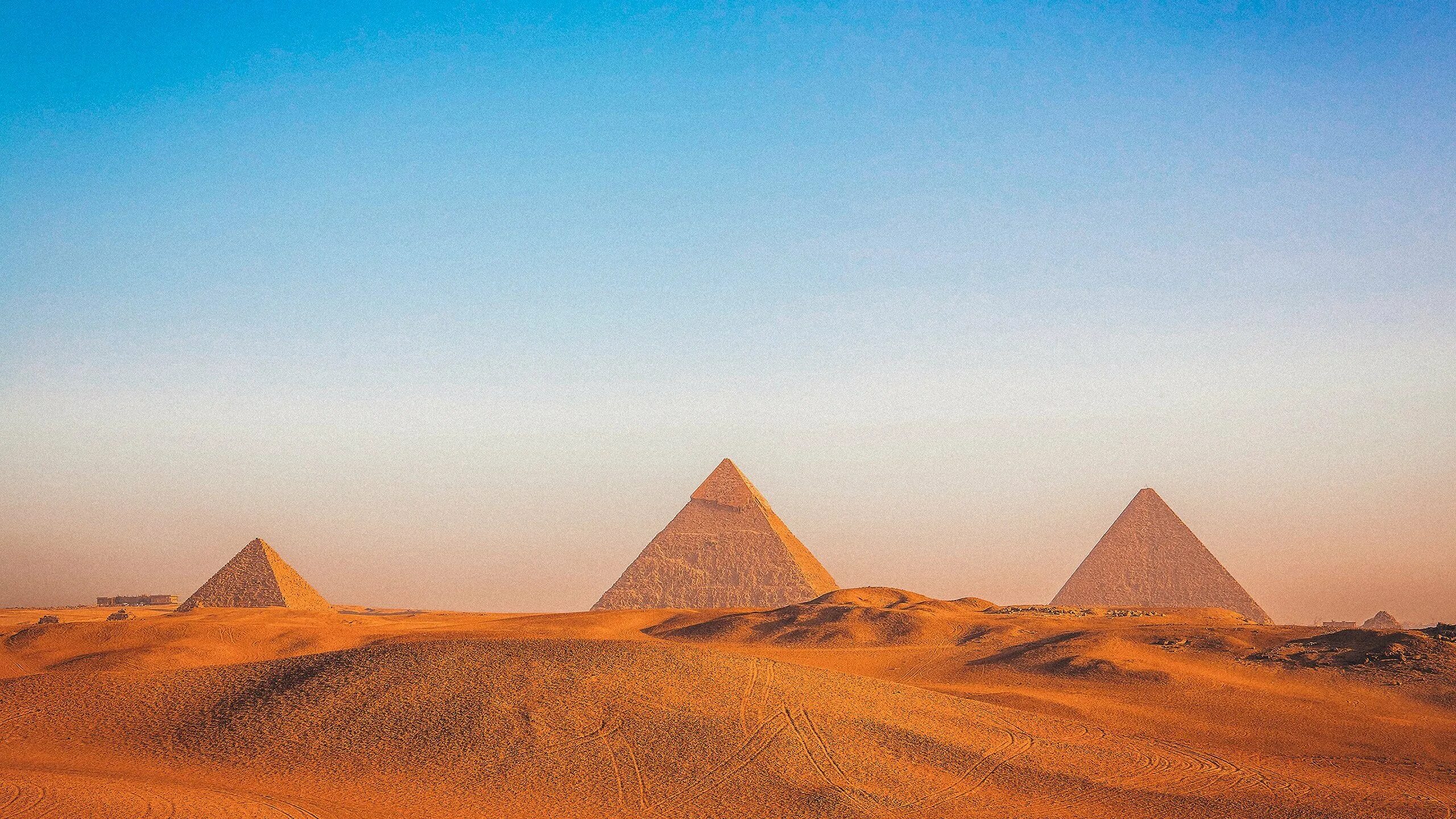На фоне пирамиды хеопса в египте. Египетские пирамиды фон. Египетская пирамида хеопса. Каир пирамиды. Пирамида хеопса древний египет арт.