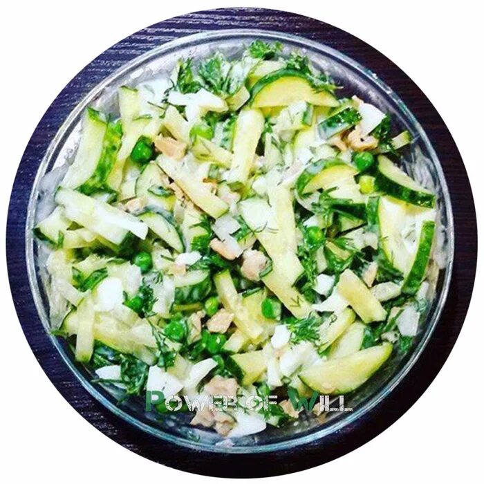 Кальмар консервированный рецепты. Салат с кальмаром и зеленым луком. Салат с кальмарами и горошком. Салат с кальмаром и огурцом. Салат зеленый с кальмарами и огурцами.
