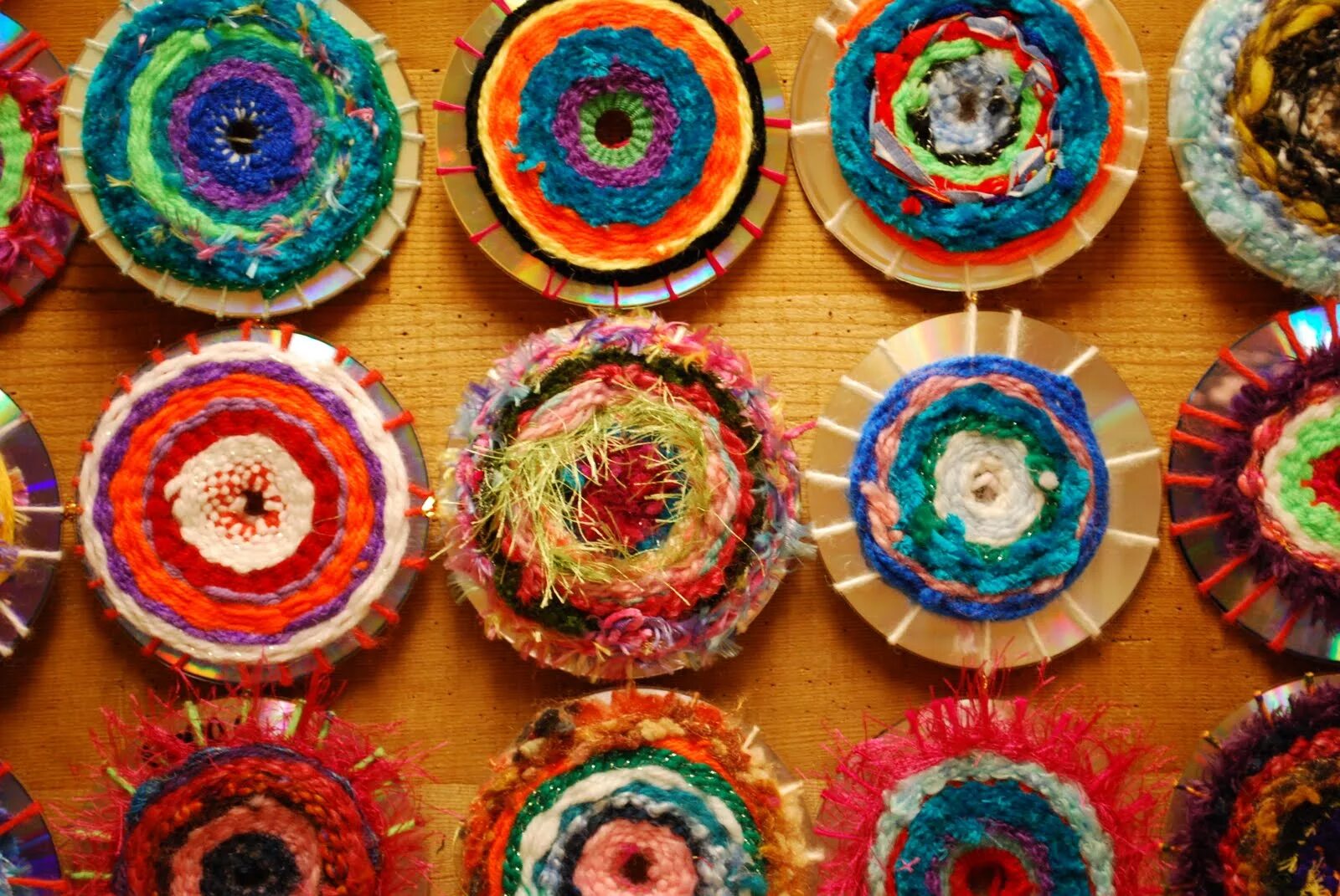 рукоделия дисков. панно из дисков на стену. рукоделия дисков. панно на сд дисках. органайзер из дисков для рукоделия.