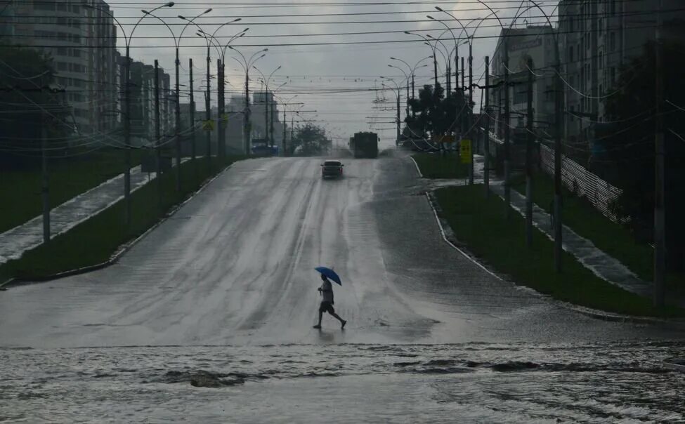 В течение всей ночи лил дождь. Ливень на улице. Сильный дождь. Ливень в Липецке. Затопило улицу.