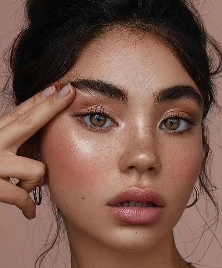 Natural brows. Красивые брови. Выразительные глаза. Модель с красивыми бровями. Необычная форма глаз.