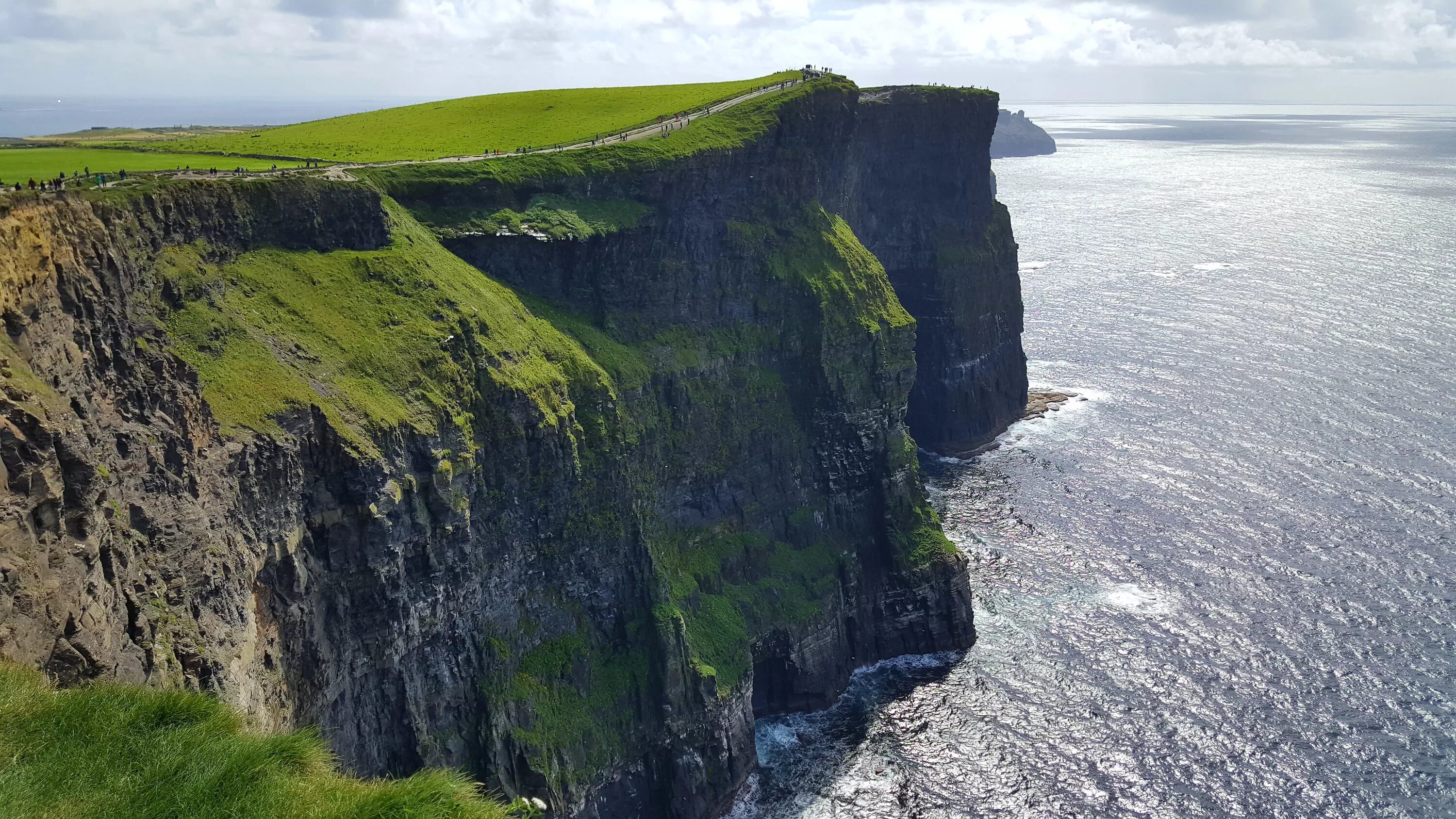 Ирландия клифы мохер. Cliffs of Moher Ирландия. Утёсы мохер Ирландия туристический центр. Клиффы в Ирландии. Клиф энд