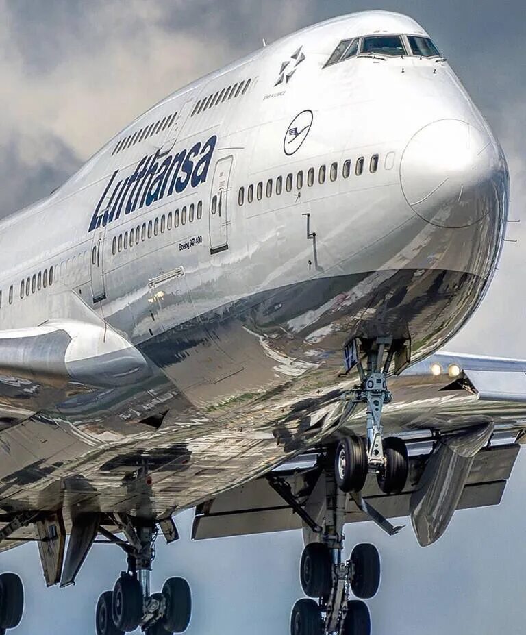 Jumbo jet. Боинг 747. Самолёт Боинг 747. 747 Джамбо Джет. Пассажирский Боинг 747.