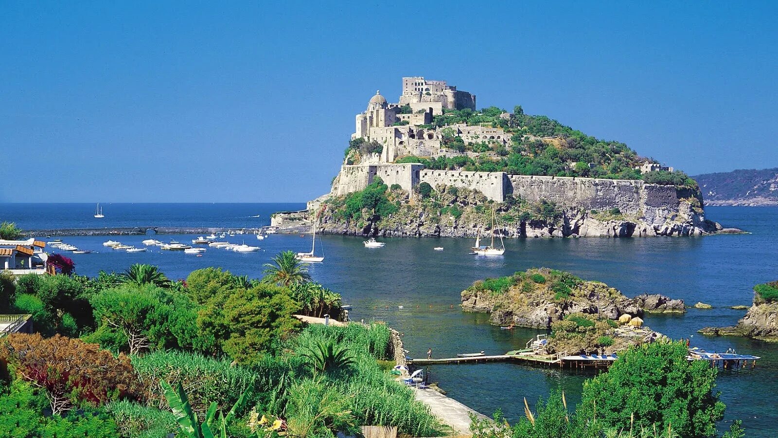 Большой итальянский остров. Искья остров Италия. Арагонский замок остров Искья. Неаполь остров Искья. Арагонский замок, Искья, Италия.