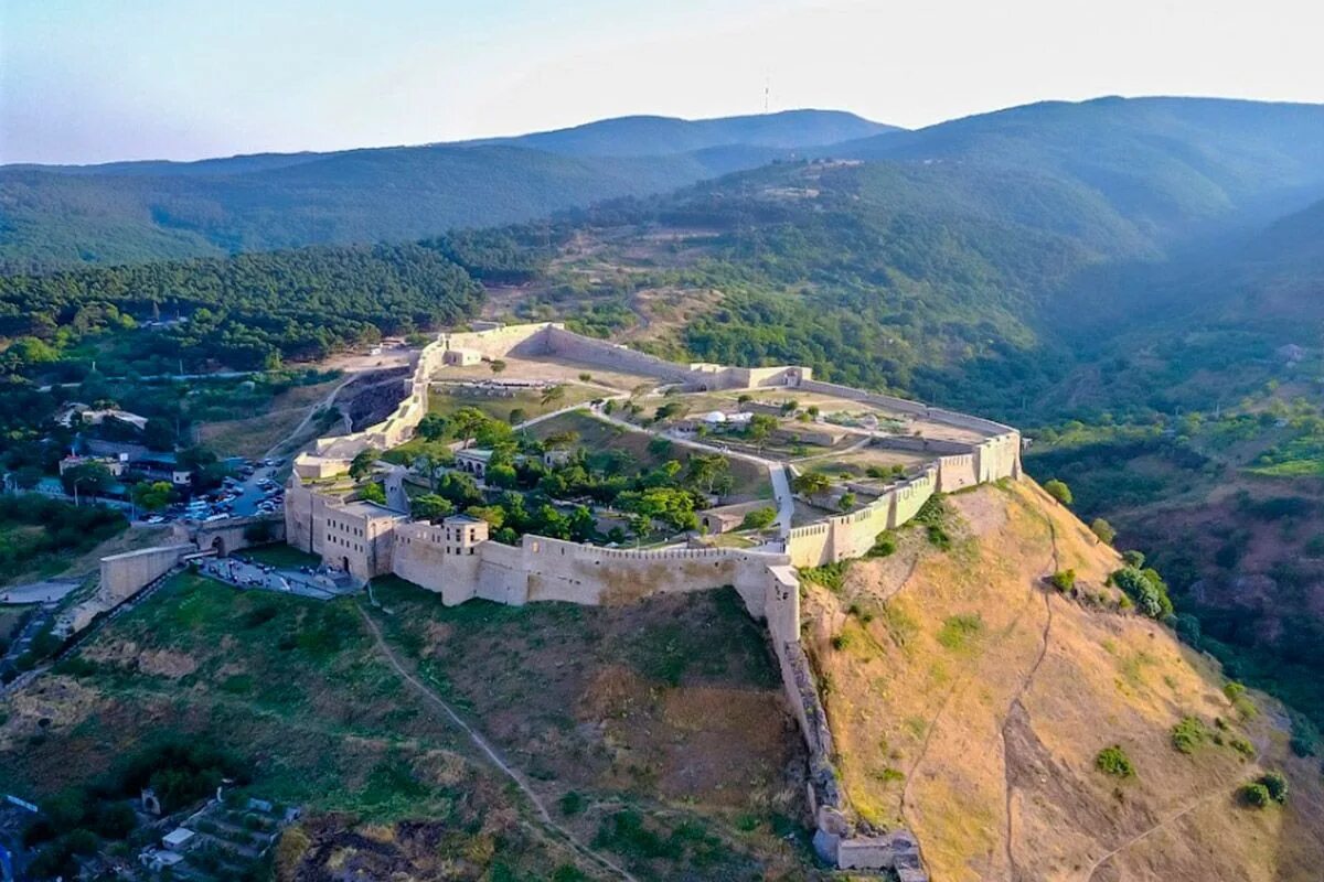 Дербент цитадель нарын кала. Музей "цитадель нарын-кала". Цитадель нарын-кала, дербент, дагестан. Дагестан крепость в дербенте. Архитектурный комплекс цитадель нарын-кала.