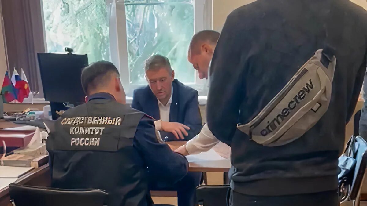 Похищение документов на квартиру. Взятка коррупция. Сочи новости взятка. Фото полицейского. Полицейские сочи.