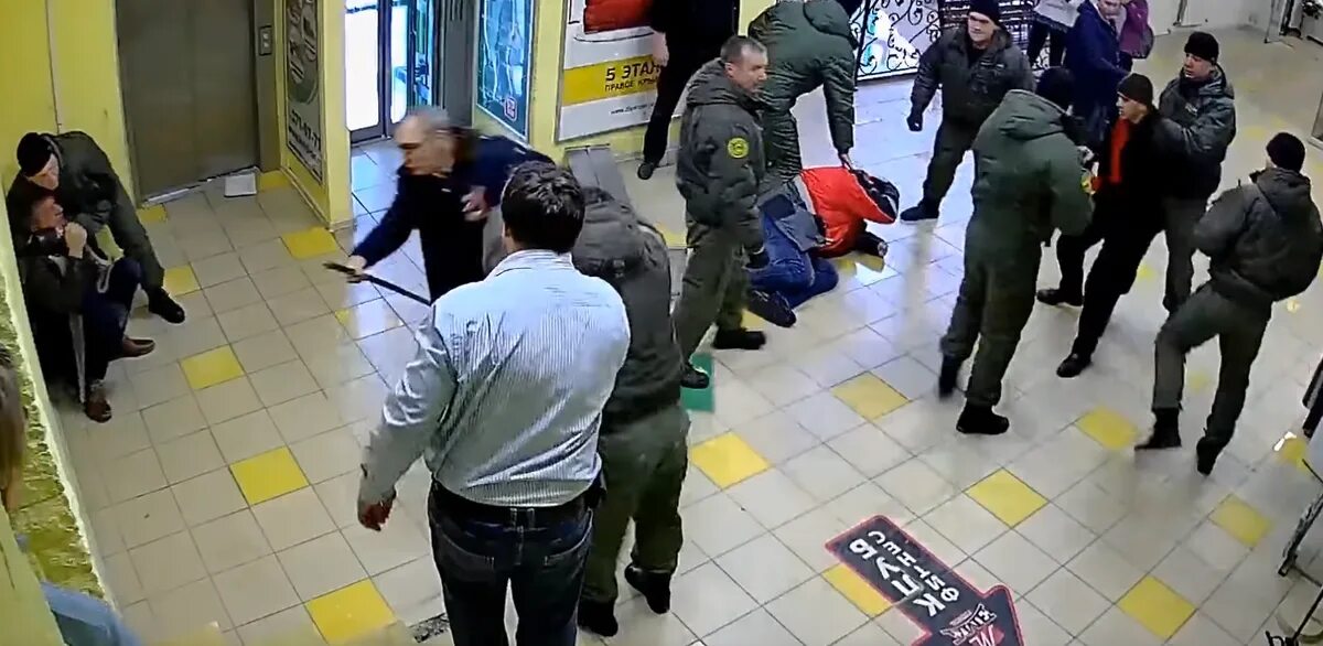 Нападение на торговый центр в москве. Охранник в ТЦ. Охранник из ТЦ.