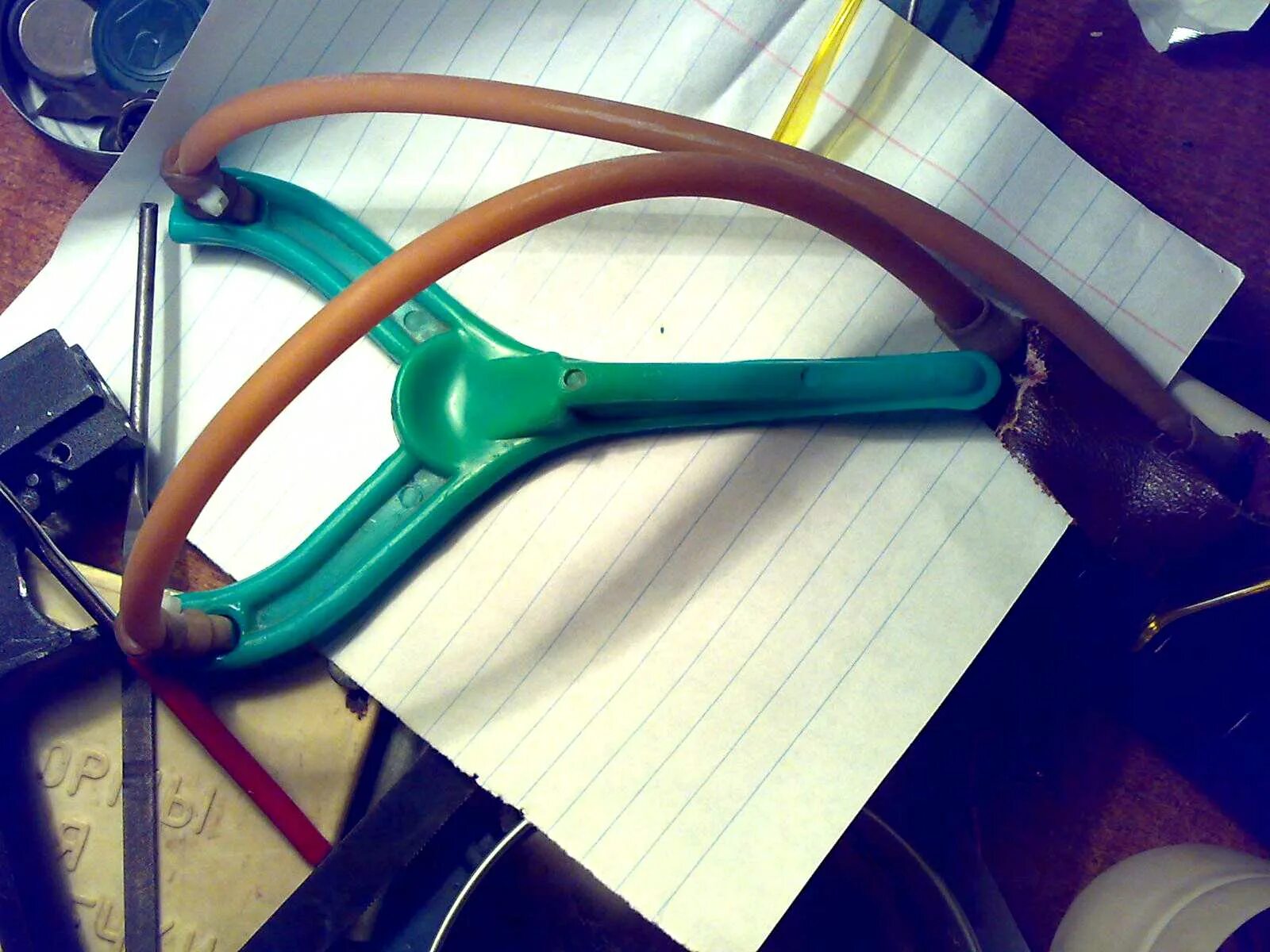 Рогатка из пвх трубы. Самодельная охотничья рогатка. Лук из пвх трубы. Рогатка самодельная из дерева. Плечи для арбалета из труб пвх.