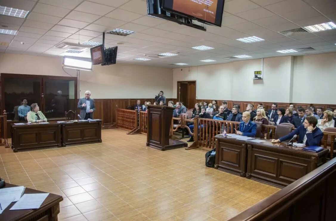 Залы судов присяжных. Заседание суда присяжных. зал суда с людьми. зал суда присяжных. суд присяжных современность.