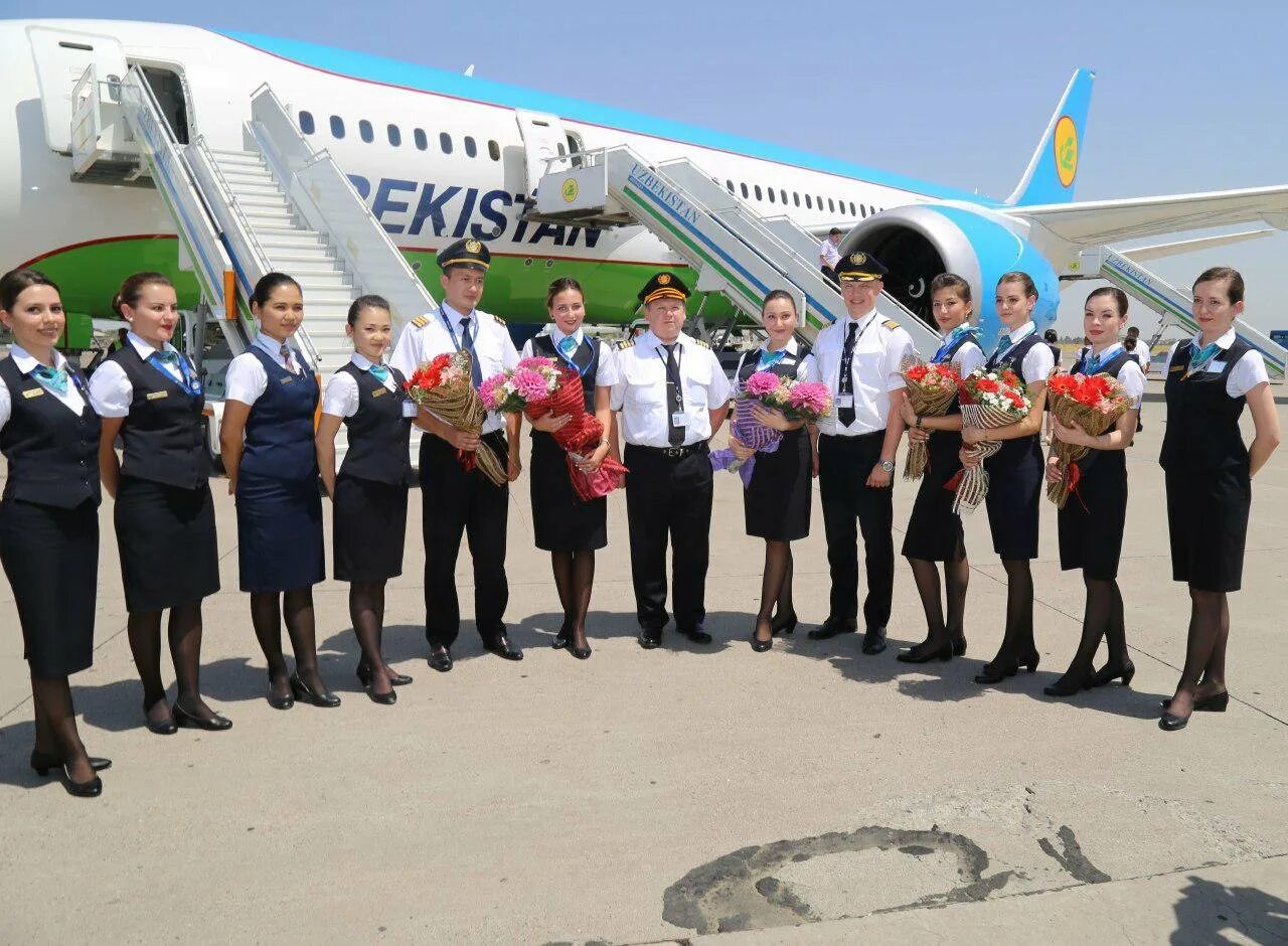 Узбекистан авиакомпания хаво йуллари. Аэропорт Uzbekistan Airways аэропорт. Самолет узбек хаво йуллари. Пилоты узбек хаво йуллари.