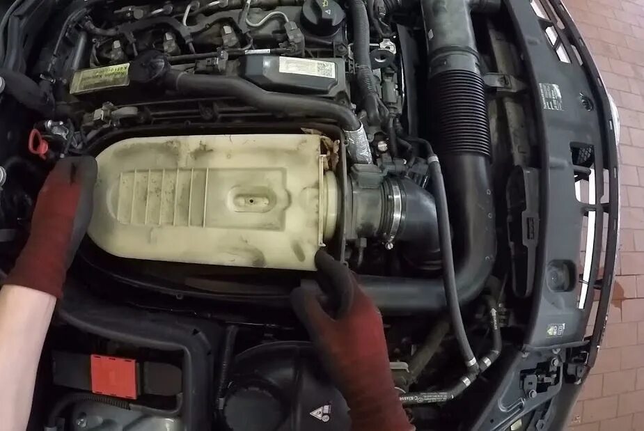 Салонный фильтр мерседес w204. Маслянный фильтр mersedes s 500. Воздушный фильтр мерседес glk 300. 2 cdi. Замена воздушный фильтр mercedes.