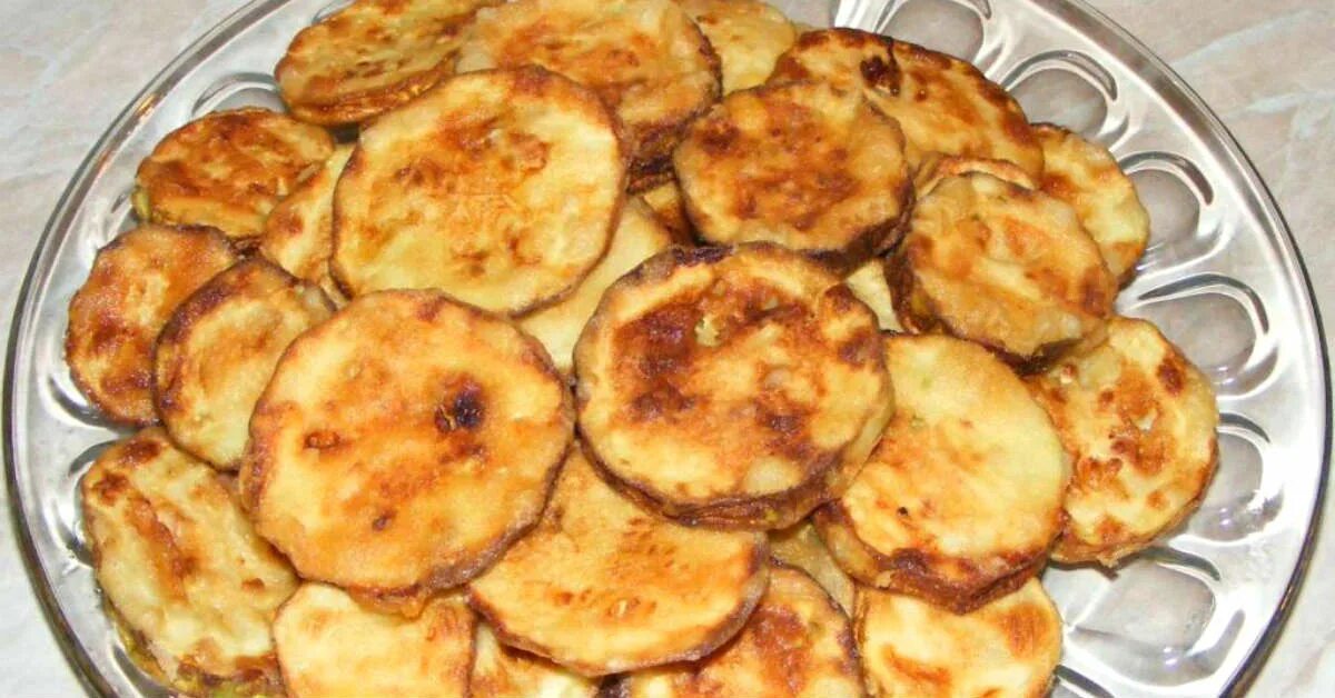 Кабачки с соевым соусом и чесноком. Кабачки жареные на сковороде. Рецепт жареных кабачков в крахмале. Хрустящие кабачки на сковороде крахмал. Жареные кабачки.