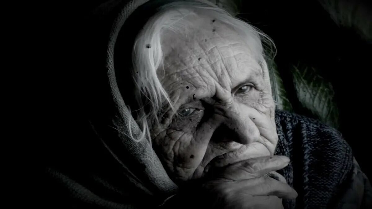 Бабка с кулаком. Про злую бабушку. Злая бабуля. Недовольная старуха. Злая бабка.