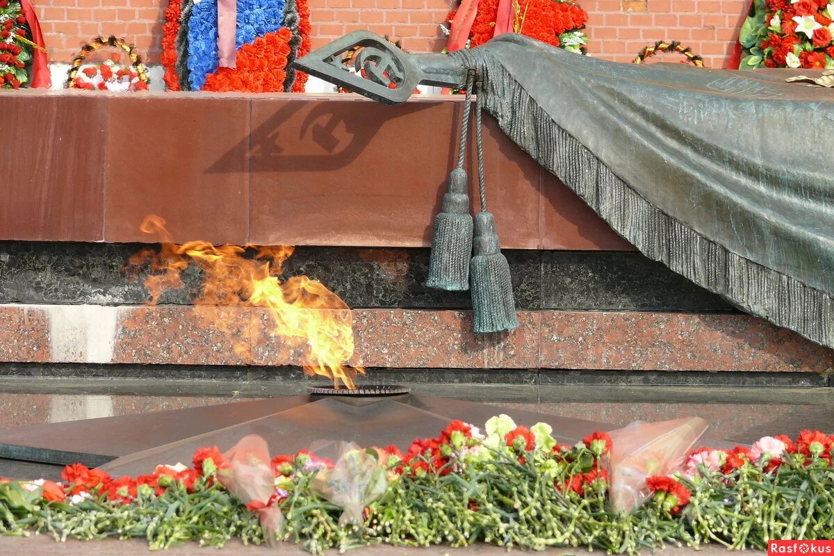 Горит мемориал. Вечный огонь мемориал александровский сад. мемориал неизвестного солдата в москве. мемориал неизвестного солдата у кремлевской стены в москве. мемориал вечный огонь могила неизвестного солдата в москве.