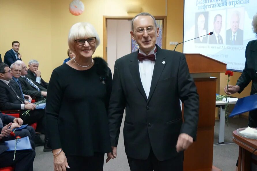 лауреатов 27