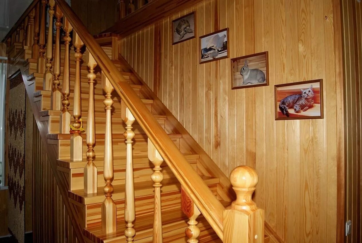 Как попасть на второй этаж. Лестница деревянная. Лестница деревянная на второй этаж. Деревянные лестницы в частном доме. Деревянная лестница в деревянном доме.